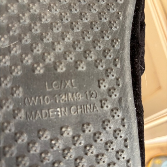 Harry Potter Black Slippers w Hogwarts Logo Size Large/X-Large 10-12 - Picture 3 of 7